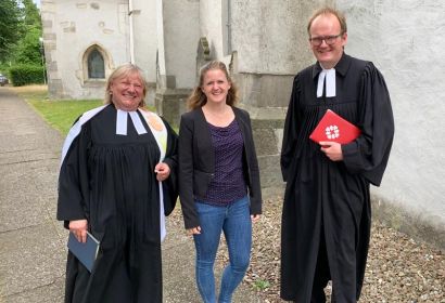 BU: Optimismus und ansteckende Fröhlichkeit zeichnen sie aus: Pastorin Susanne Jürgens (links) wurde unter anderem von Annika Schneider und Rainer Müller-Jödicke aus St. Marien verabschiedet. Foto: Karsten Henkmann