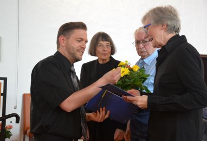 Dank und Urkunde für die Gründungsmitglieder (von links): Henning Herzog, Hildegard Weis, Ernst Schmidt und Uta Schott-Galas. Foto: Andrea Hesse