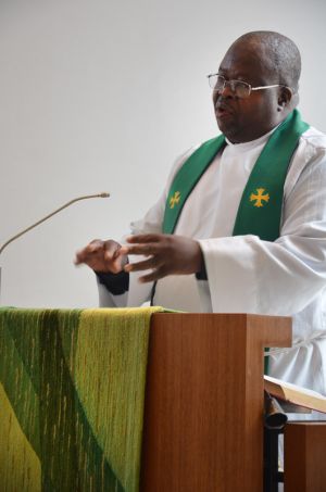 Reverend Molete, hier während einer Predigt in der St.-Paulus-Kirche. Foto: Andrea Hesse