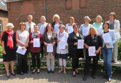 Die Absolventinnen des QMSK-Kurses nach der Übergabe des Zertifikats im hannoverschen Stephansstift mit Ruth Woody, QM-Expertin und Referentin (vorne links), und Christiane Höppner-Groth (hinten links).
