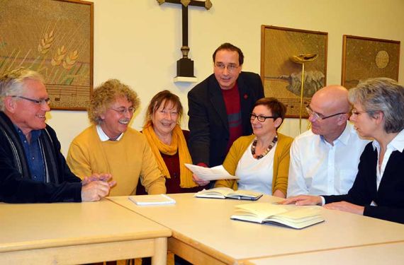 Bettina Praßler-Kröncke (3. v. r.) stimmt sich mit Haupt- und Ehrenamtlichen der Kirchengemeinden ab (v.l.): Pastor Claus Venz , Pastor Falk Wook, Marion Doering, Pastor Frank Foerster, Superintendent Holger Grünjes und Elke Zach.