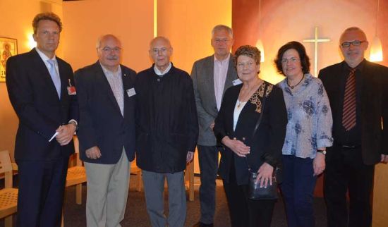 Haupt- und Ehrenamt tragen die Flughafenseelsorge (von links): Dr. Raoul Hille, Erich Franz, Gerhard von Lingen, Horst Vorderwülbecke, Barbara Teubner, Claudia Lauf und Ulrich Krämer. Foto: Andrea Hesse