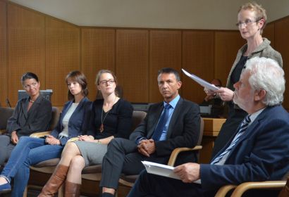 Moderator Michael Stier (von rechts), Dr. Stephanie Springer und Dr. Michael Siebrecht kamen mit Richterinnen, einer Gerichtsvollzieherin und interessierten Zuhörern ins Gespräch. Foto: Andrea Hesse