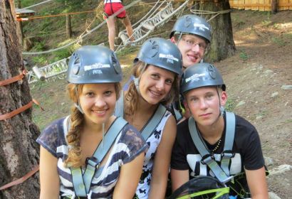 Wer ein bisschen Nervenkitzel sucht, kann im Klettergarten in Steinhaus aktiv werden.