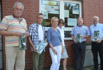 Bettina Bode und Heidrun Zeilbeck überreichten ihre Spende an Heiko Huntebrinker (von links), Peter Küpmann, Hartmut Voss und Holger Hornbostel vom Handwerkerservice. Foto: Andrea Hesse