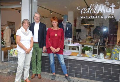 Gemeinsam gestalten sie die Begegnungsmöglichkeit beim Stadtfest Burgwedel (von links): die edelMut-Vorsitzende Heidrun Zeilbeck, Pestalozzi-Vorstand Claus Fitschen und Kirchenkreissozialarbeiterin Angela Carld. Foto: Andrea Hesse