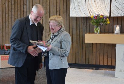 Mit einem Bildband über die Wedemark und neuen Gitarrensaiten „für den guten Ton“ dankte Karin Ernst Thomas Hirschberg für sein langjähriges Engagement. Foto: Andrea Hesse