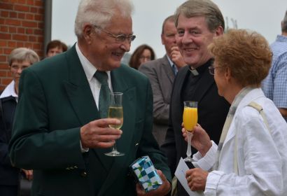 Georg Wilhelm und Lilo Kuske mit Pastor Joachim Schnell vor der Meitzer Kapelle. Foto: Anke Wiese, Wedemark-ECHO