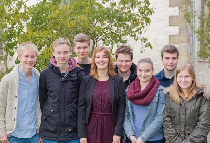 Die Jugendgruppe der Martinskirchengemeinde freute sich mit Nora Büttner (Mitte) über ihre Einsegnung zur Diakonin.