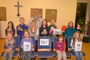 Die zehn Sängerinnen des Kinderchors und Chorleiter Holger Kiesé würden sich über Verstärkung freuen.