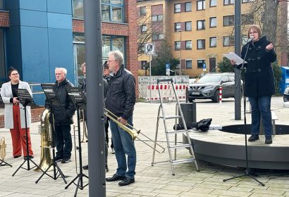 "Respekt ist der Schlüssel": Jessica Jähnert-Müller sprach auf der Isernhagener Kundgebung, der Posaunenchor aus Altwarmbüchen unterstützte musikalisch. Foto: Andrea Hesse