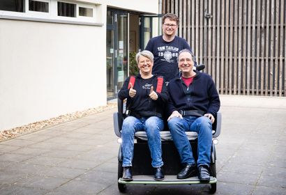 Probefahrt auf der Rikscha:  Pastorin Sabine Behrens, Pastor Christoph Klöcker (hinten) und Pastor Frank Foerster. Foto: Annika Kruse