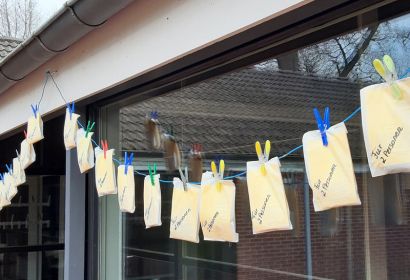 Alle, die zu Hause vor dem Radio das Abendmahl feiern wollten, konnten sich vor der Kirche liebevoll gepackte kleine Pakete abholen. Foto: Ute Weiß