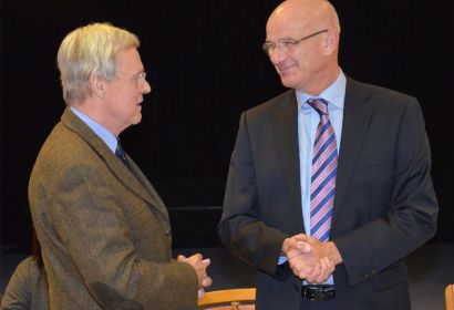 Vorsitzender des Kirchenkreistagsvorstandes Friedrich Engeling im Gespäch mit dem neuen Superintendet Holger Grünjes. Bild: A. Hesse