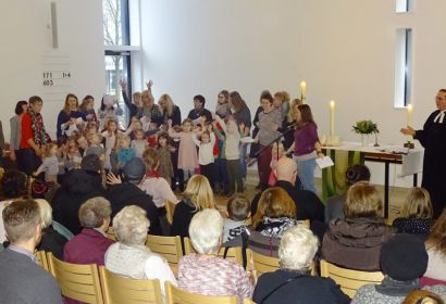 Kinder und Erzieherinnen der St.-Paulus-Kita begrüßten Jochen Lorenz in einem fröhlichen Gottesdienst. Foto: GunterM