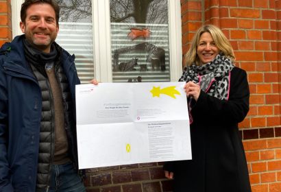 Pastor Thorsten Buck und Pastorin Silke Noormann freuen sich auf viele Krippen in den Fenstern.