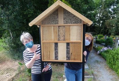 Doris Seemann (links) und Jutta Köster freuen sich über das Insektenhotel auf dem Friedhof in Engelbostel. Foto: Rainer Müller-Jödicke