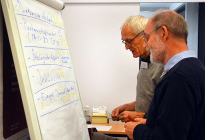 Welche Themen sollen schwerpunktmäßig bearbeitet werden? Hans-Christoph Greeske (vorne) und Dr. Hans Köbberling verteilen Punkte. Foto: Andrea Hesse