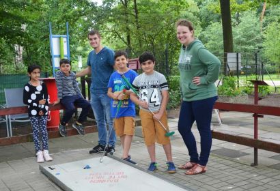 Spaß auf dem Minigolf-Platz am Silbersee: Annika Kruse und Pascal Steidel mit ihren Sprachferienkindern. Foto: Andrea Hesse
