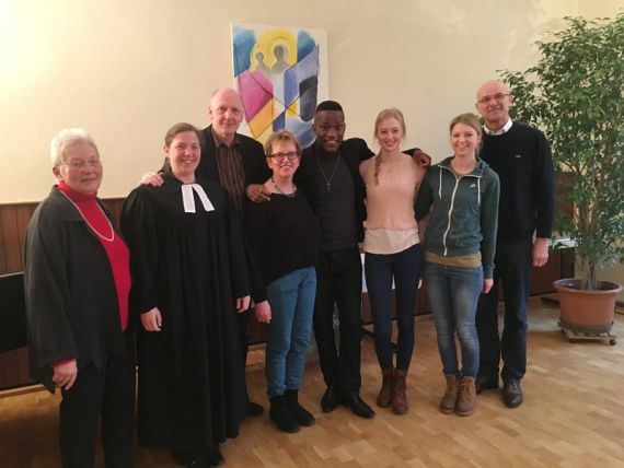 Der Abschied fiel schwer: Heide-Gret Koch und Pastorin Debora Becker aus der Kirchengemeinde Brelingen, Familie Behn-Hartwig und Superintendent Holger Grünjes verabschiedeten Oatshela im Gottesdienst in St. Martini.
