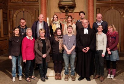 Mitglieder der Delegation kamen zum Reisesegen in der Martins-Kirche Engelbostel zusammen.