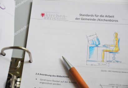 In einem gemeinsamen Prozess haben die Kirchenkreise Burgwedel-Langenhagen und Burgdorf Standards für die Arbeit in Gemeindebüros entwickelt. Foto: Andrea Hesse