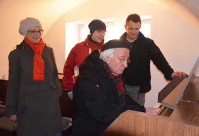 Zum ersten Mal spielt Udo Grübe die neue Orgel; Inge Aping (von links), Angela Tiede und Rico Hübner hören zu. Foto: Andrea Hesse