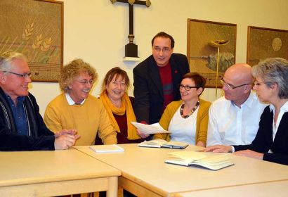 Bettina Praßler-Kröncke (3. v. r.) stimmt sich mit Haupt- und Ehrenamtlichen der Kirchengemeinden ab (v.l.): Pastor Claus Venz , Pastor Falk Wook, Marion Doering, Pastor Frank Foerster, Superintendent Holger Grünjes und Elke Zach.