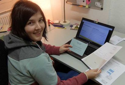 Diakonin Nora Rolf macht Briefwahl und schaut das Erklärvideo!