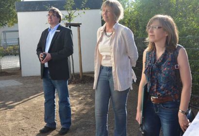 Ina Dörel (Mitte) und Annemarie Henning beim Ortstermin mit Vertretern der KSG. Fotos: A. Hesse