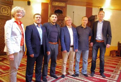 Dr. Ingrid Spieckermann mit ihren Gesprächspartnern aus der Moscheegemeinde und der Elisabethgemeinde in den Gebetsräumen an der Bahnhofstraße. Foto: S. Heinze