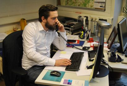 Daniel Schälicke an seinem Arbeitsplatz in der Diakoniestation. Foto: Rainer Henne