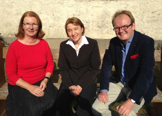 Lektorensprecherin Rita Kischlat (links) und Pastor Rainer Müller-Jödicke freuen sich, dass Jutta Köster als Prädikantin im Kirchenkreis tätig wird.