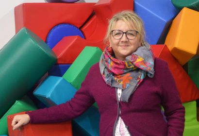 „Hier ist meine Aufgabe“ – Marion Linke-Scheler im Bewegungsraum der Kita St. Nikolai in Kirchhorst. Foto: Andrea Hesse