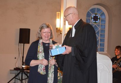 Mit hausgemachten ostfriesischen Neujahrswaffeln verabschiedete Superintendent Holger Grünjes Dorothee Lüdeke. Foto: Andrea Hesse