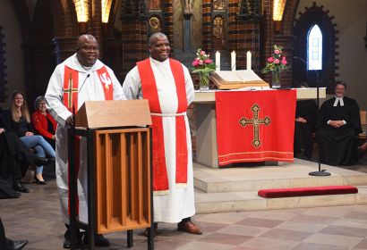 Dean Molete (links) und Reverend Moshoete, hier während des Einführungsgottesdienstes für Superintendent Dirk Jonas, predigen in Godshorn und Brelingen. Foto: Andrea Hesse