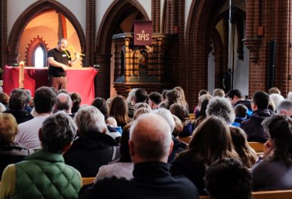 Matthias Jungermann erzählte biblische Geschichten mit Zollstock und Früchten und rührte damit Kinder und Erwachsene an.