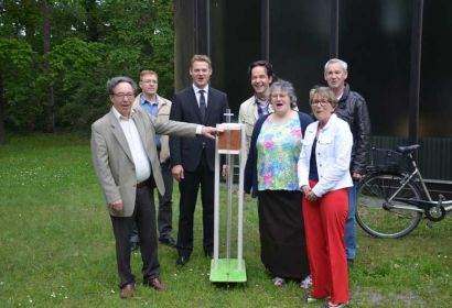 Bis jetzt gibt es nur ein Modell: die Projektgruppe am Standort des geplanten neuen Glockenturms. Von links: Manfred Homann, Carsten Heine, Stephan Rose, Daniel Leide, Sabine Jüngling, Ira Wilkens und Horst Menninger. Foto: Andrea Hesse