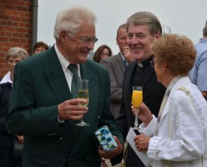 Georg Wilhelm und Lilo Kuske mit Pastor Joachim Schnell vor der Meitzer Kapelle. Foto: Anke Wiese, Wedemark-ECHO