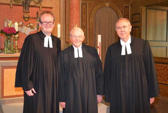 Professor Werner Merten (Mitte) mit Pastor Rainer Müller-Jödicke (links) und Landessuperintendent i. R. Dieter Zinßer nach dem Festgottesdienst in der Engelbosteler Martinskirche. Foto: Andrea Hesse