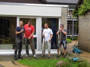 Mit Hacke und Spaten drängten die vier Ricoh-Mitarbeiter den Wildwuchs im Garten der Kita zurück. Foto: K. Cordes