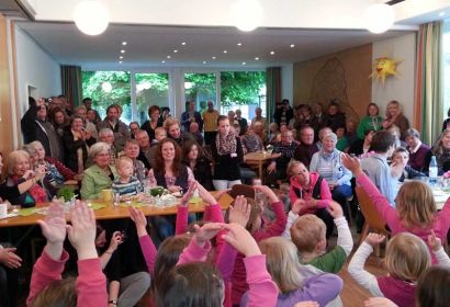 Die Zuschauer sind begeister von der Kindertanzgruppe des Kindergartens.