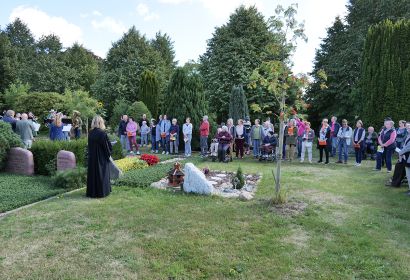 Pastorin Silke Noormann führte die mehr als 80 Gottesdienstteilnehmer*innen zu sieben Stationen auf dem Brelinger Friedhof. Foto: Friedrich Bernstorf