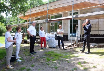 Baustellenbesichtigung: Tabea Pipenbrink (von links), Kirchenvorsteherin Sigrid Neumann, Bürgermeister Mirko Heuer, Bettina Praßler-Kröncke und Sozialdezernentin Eva Bender mit Architekt Christian Kardaß. Foto: Andrea Hesse
