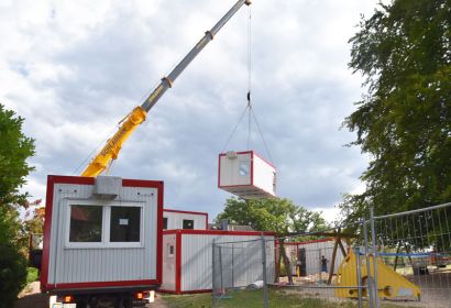 Am großen Kran schwebten die Container auf dem Gelände der Kita an der Krausenstraße ein. Foto: Anke Wiese