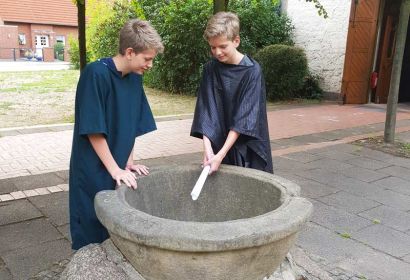 Beim Kinderkirchentag stehen ein alter Brunnen und das Wasser im Mittelpunkt. Foto: Annika Kruse