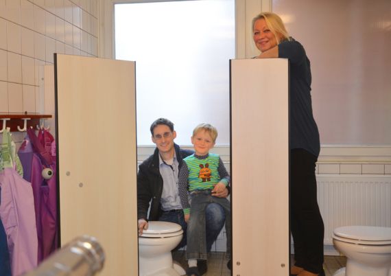 Caren Holstein-Lemke freut sich mit Holger Niggemeier und Sohn Hayden-Finn über die neuen kleinen Toiletten. Foto: Andrea Hesse