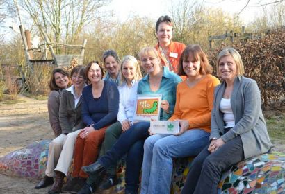 Regina Kießling (von rechts), Sigrid Bergmann, Dorothee Seelhorst und Pastorin Birgit Birth freuen sich gemeinsam mit dem Team, mit Eltern und Kirchenvorstand über das Zertifikat. Foto: A. Hesse
