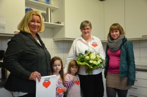 Die Spende des Vereins „Ein Herz für Kinder“ bringt sie ihrem Ziel ein großes Stück näher (von links): Caren Holstein-Lemke, Emma, Melissa, Gabriele Klages und Christiane Janz. Bild: A. Hesse