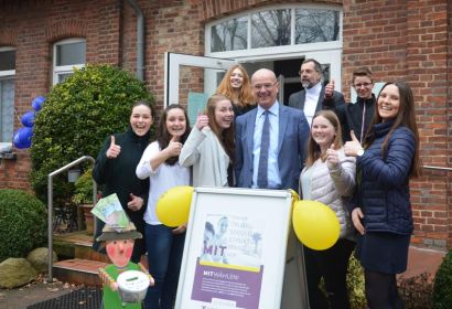 Die Evangelische Jugend in Kirchhorst beteiligt sich gerne an der Kirchenvorstandswahl; Superintendent Holger Grünjes (vorne Mitte) und Pastor Jens Seliger freut’s. Foto: Andrea Hesse